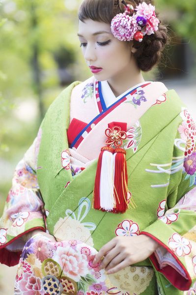 The Timeless Elegance of Traditional Japan: Which Color Uchikake Do You Prefer?にて紹介している画像