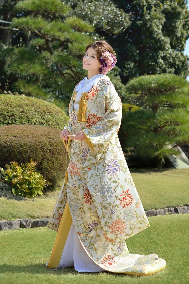 The Timeless Elegance of Traditional Japan: Which Color Uchikake Do You Prefer?にて紹介している画像