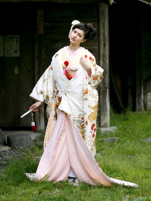 The Timeless Elegance of Traditional Japan: Which Color Uchikake Do You Prefer?にて紹介している画像