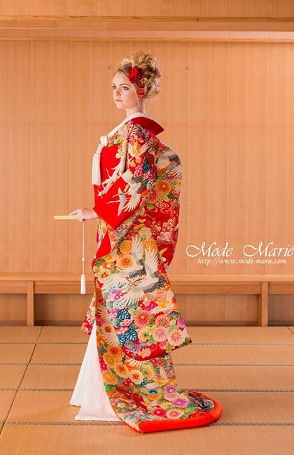 The Timeless Elegance of Traditional Japan: Which Color Uchikake Do You Prefer?にて紹介している画像