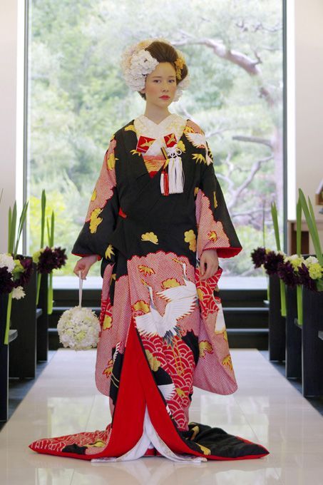 The Timeless Elegance of Traditional Japan: Which Color Uchikake Do You Prefer?にて紹介している画像