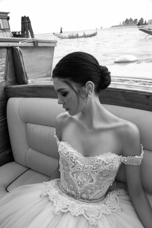 Elegant and Refined♡ Feel Like a Princess in an Off-Shoulder Wedding Dress＊にて紹介している画像
