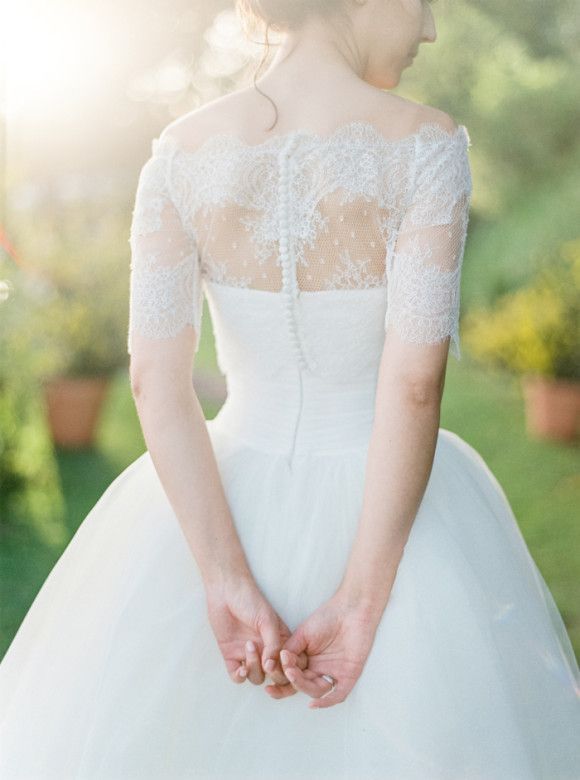 Elegant and Refined♡ Feel Like a Princess in an Off-Shoulder Wedding Dress＊にて紹介している画像