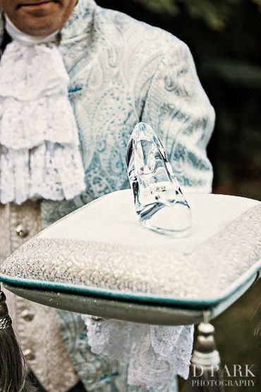 Romantic ♡ A Collection of Cinderella-Inspired Ring Pillows ♡にて紹介している画像