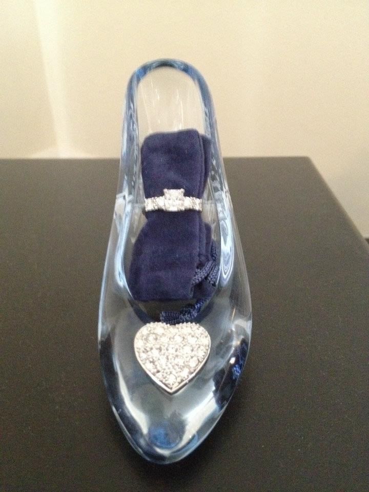 Romantic ♡ A Collection of Cinderella-Inspired Ring Pillows ♡にて紹介している画像