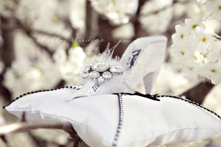 Romantic ♡ A Collection of Cinderella-Inspired Ring Pillows ♡にて紹介している画像