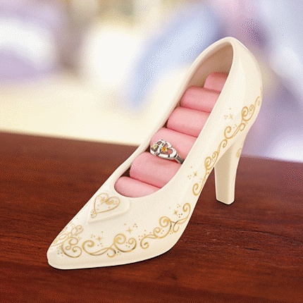 Romantic ♡ A Collection of Cinderella-Inspired Ring Pillows ♡にて紹介している画像