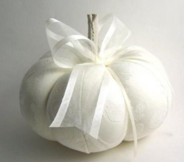 Romantic ♡ A Collection of Cinderella-Inspired Ring Pillows ♡にて紹介している画像