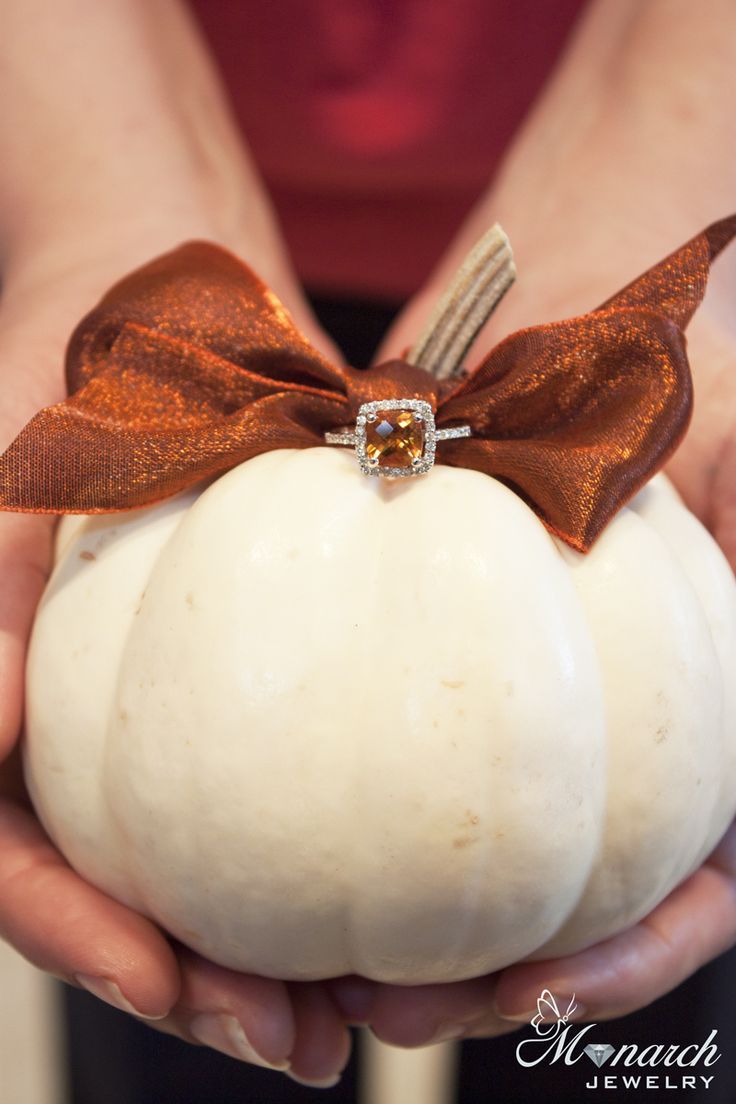 Romantic ♡ A Collection of Cinderella-Inspired Ring Pillows ♡にて紹介している画像