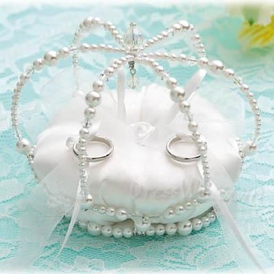 Romantic ♡ A Collection of Cinderella-Inspired Ring Pillows ♡にて紹介している画像