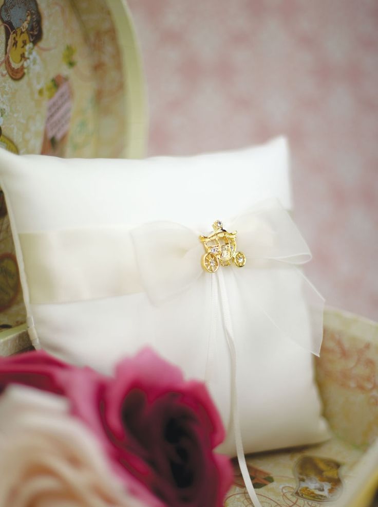 Romantic ♡ A Collection of Cinderella-Inspired Ring Pillows ♡にて紹介している画像