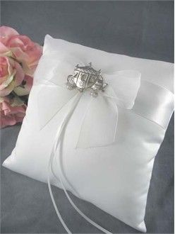 Romantic ♡ A Collection of Cinderella-Inspired Ring Pillows ♡にて紹介している画像