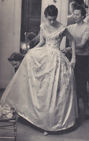 Ultimate Elegance: The Adorable Dior Wedding Dress Pursuing Femininity♡にて紹介している画像