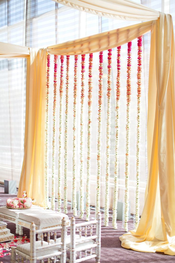 Adorable Floral Curtains and Garlands to Decorate Your Room!にて紹介している画像