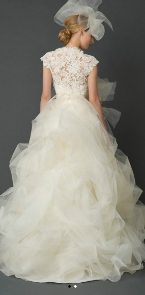 Three Wedding Dress Brands that Shine from the Back♡にて紹介している画像