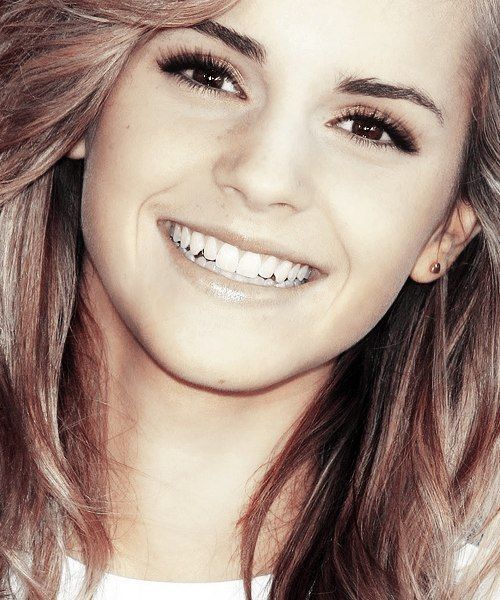 Get a Sneak Peek at Emma Watson's Dress as Belle in the Live-Action 'Beauty and the Beast'!にて紹介している画像