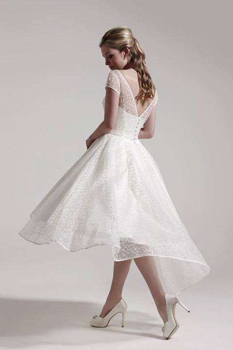 60年代風＊ミモレ丈ドレスで夏ウェディングを可愛く決めたい♡にて紹介している画像