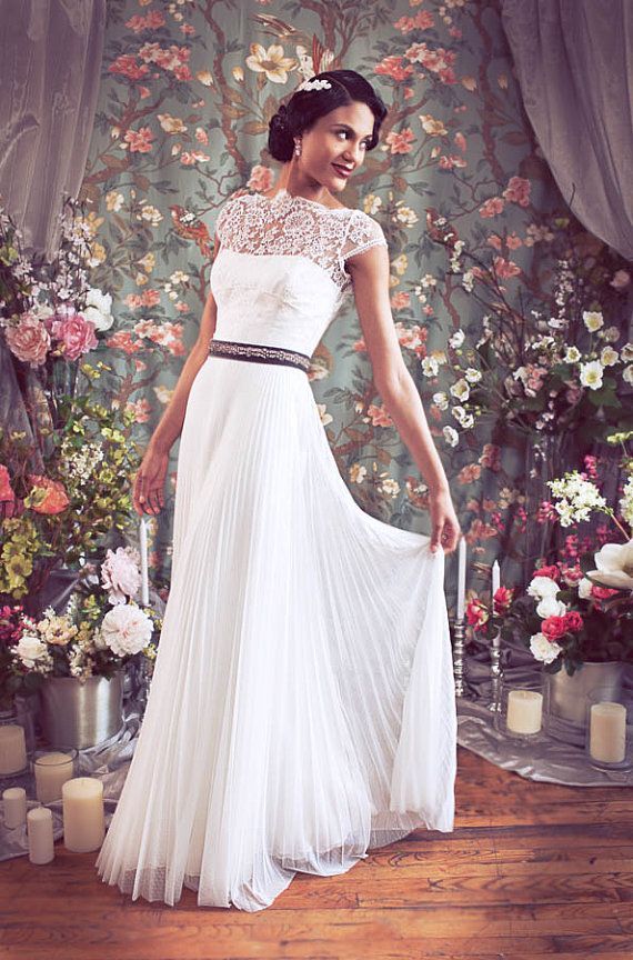 This Year's Trend! Become a Loved and Elegant Bride with "French Sleeves" ♡にて紹介している画像