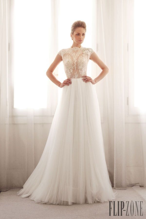 This Year's Trend! Become a Loved and Elegant Bride with "French Sleeves" ♡にて紹介している画像