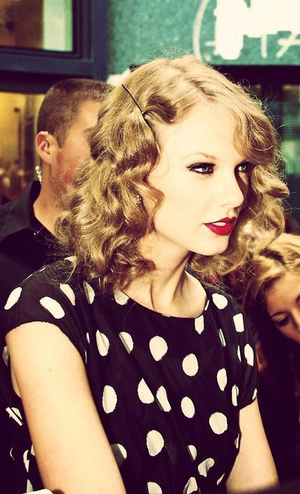 The Latest Trend! The Super Adorable "Wavy Hair" with Soft, Effortless Waves ♡にて紹介している画像