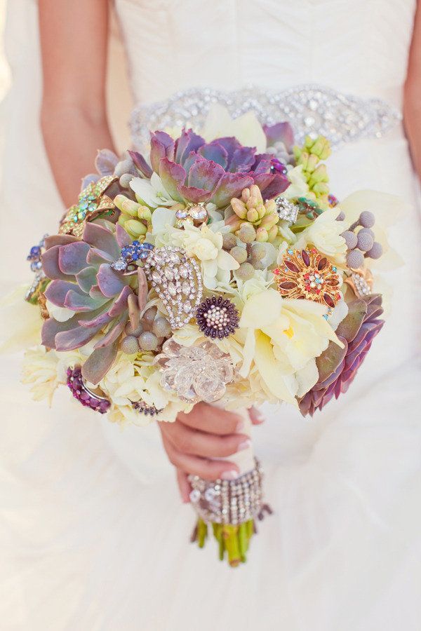 A Bouquet Blended with Brooches: Exceptionally Cute and Romantic ♡にて紹介している画像