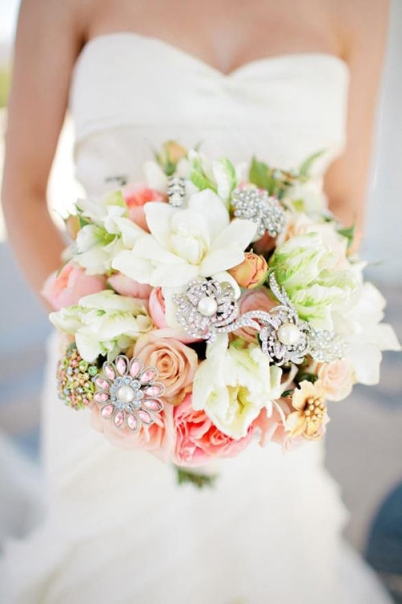 A Bouquet Blended with Brooches: Exceptionally Cute and Romantic ♡にて紹介している画像