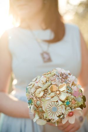 A Bouquet Blended with Brooches: Exceptionally Cute and Romantic ♡にて紹介している画像