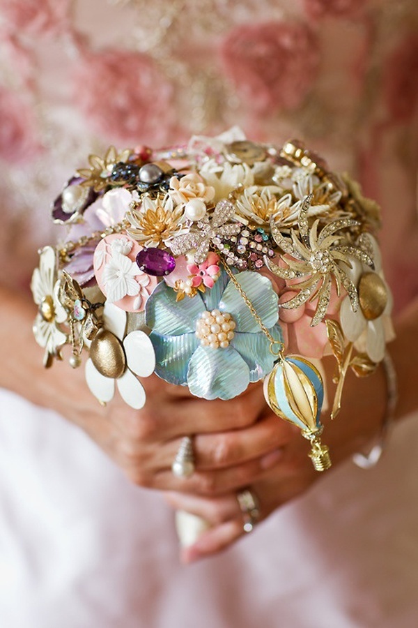 A Bouquet Blended with Brooches: Exceptionally Cute and Romantic ♡にて紹介している画像