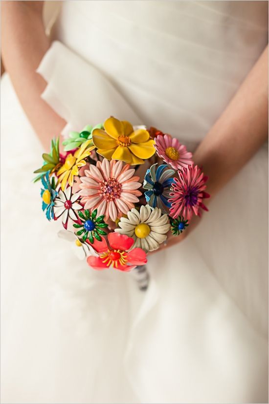 A Bouquet Blended with Brooches: Exceptionally Cute and Romantic ♡にて紹介している画像