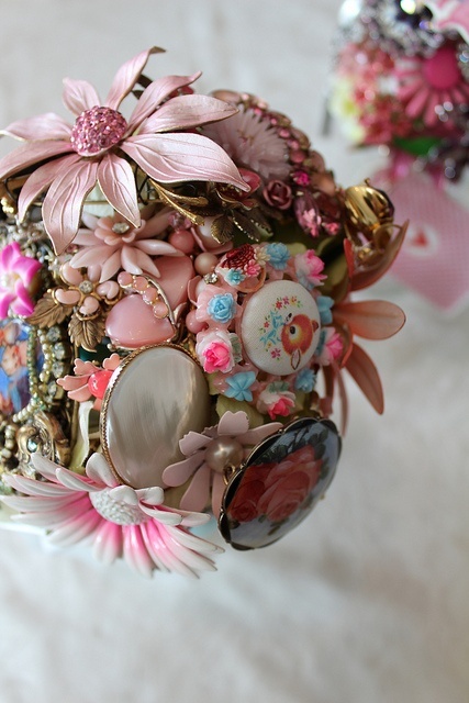 A Bouquet Blended with Brooches: Exceptionally Cute and Romantic ♡にて紹介している画像