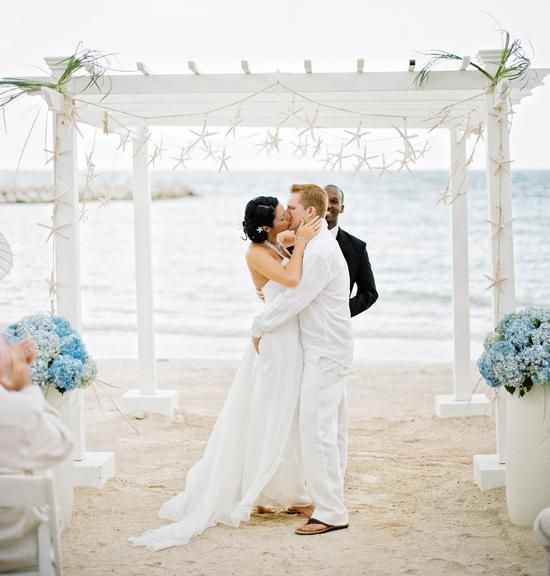 Don't Let the Rainy Season Get You Down! How About a Wedding Featuring Hydrangeas as the Main Flower?にて紹介している画像