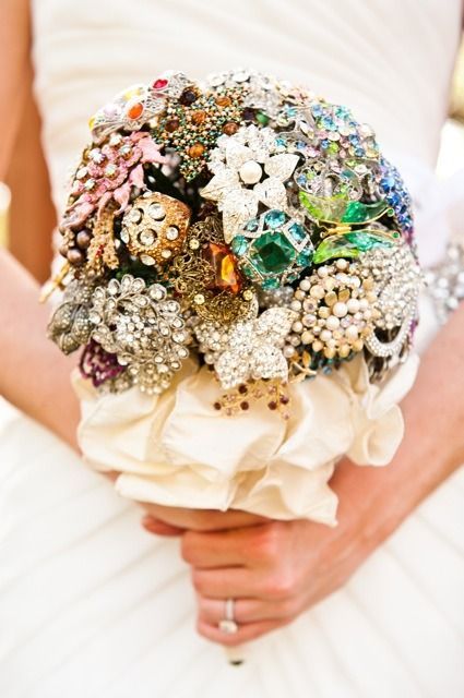 A Bouquet Blended with Brooches: Exceptionally Cute and Romantic ♡にて紹介している画像
