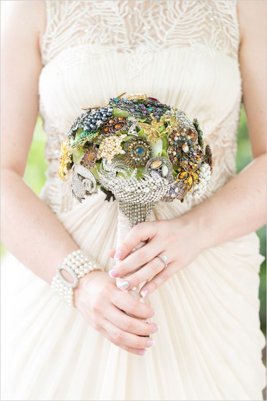 A Bouquet Blended with Brooches: Exceptionally Cute and Romantic ♡にて紹介している画像