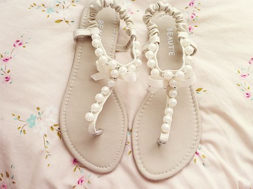Let's DIY Adorable Sandals for Your Dream Beach Wedding! ♩にて紹介している画像