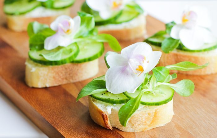 A Collection of Cute Foods Featuring Edible Flowers ♡にて紹介している画像