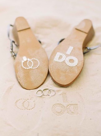 Let's DIY Adorable Sandals for Your Dream Beach Wedding! ♩にて紹介している画像