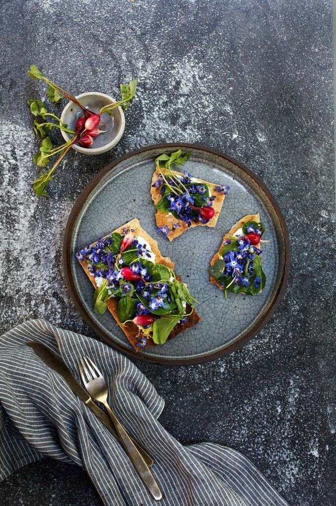 A Collection of Cute Foods Featuring Edible Flowers ♡にて紹介している画像