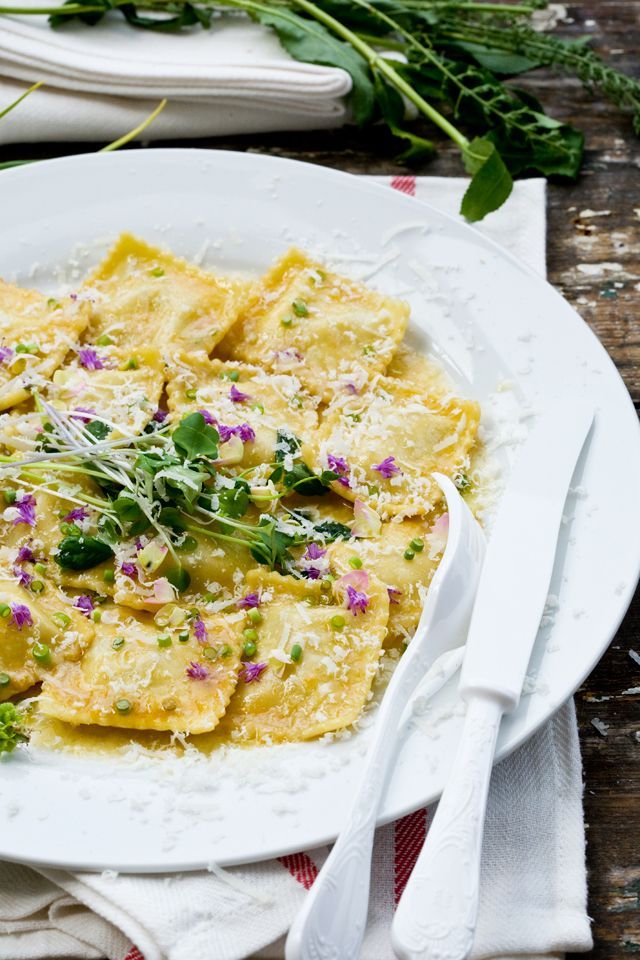 A Collection of Cute Foods Featuring Edible Flowers ♡にて紹介している画像