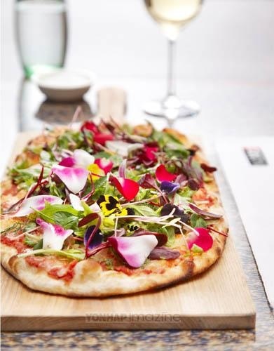 A Collection of Cute Foods Featuring Edible Flowers ♡にて紹介している画像