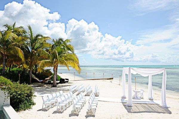 7 Enchanting Reasons to Dream of a Beach Wedding ♡にて紹介している画像