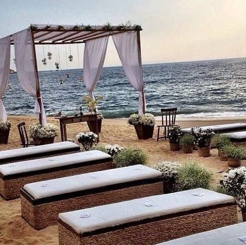 7 Enchanting Reasons to Dream of a Beach Wedding ♡にて紹介している画像