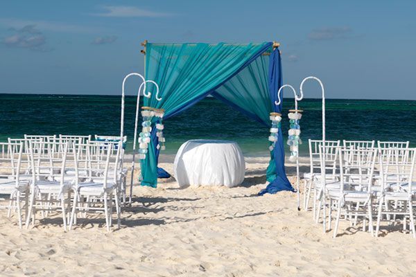 7 Enchanting Reasons to Dream of a Beach Wedding ♡にて紹介している画像