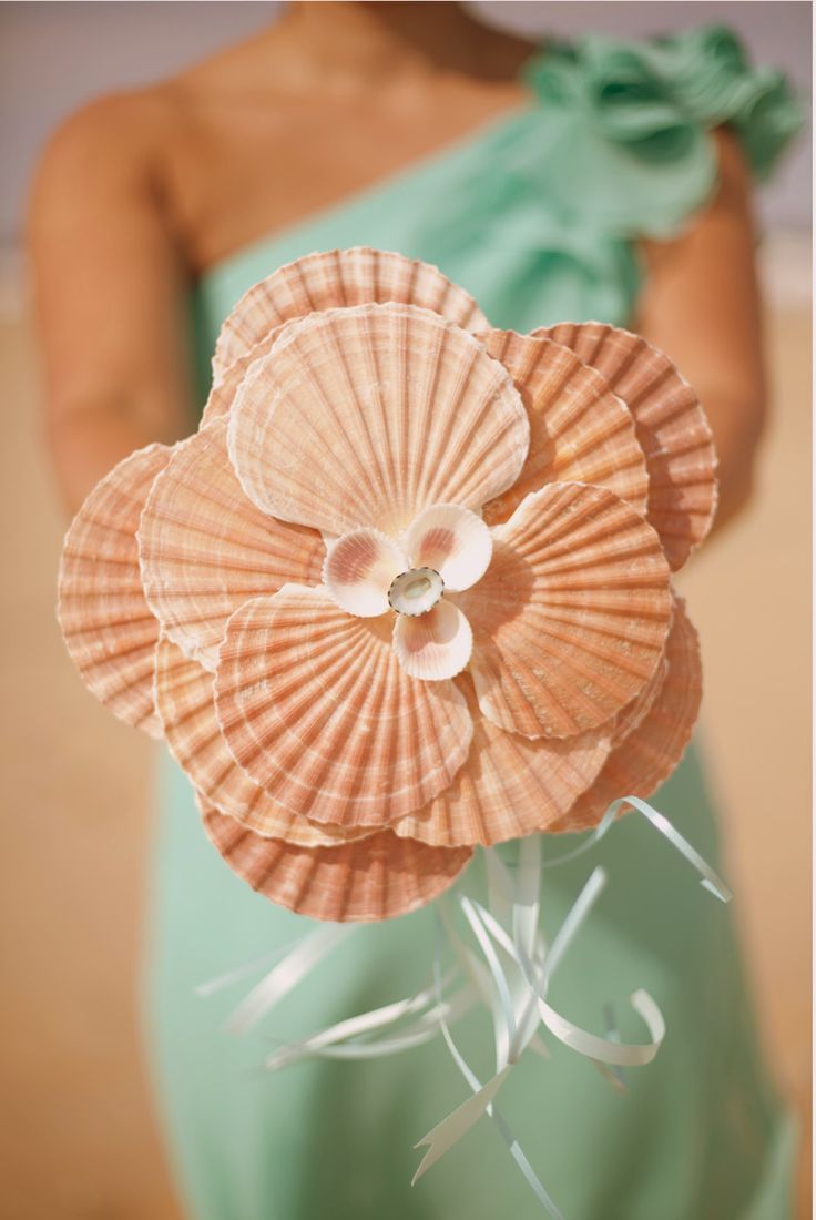 7 Enchanting Reasons to Dream of a Beach Wedding ♡にて紹介している画像