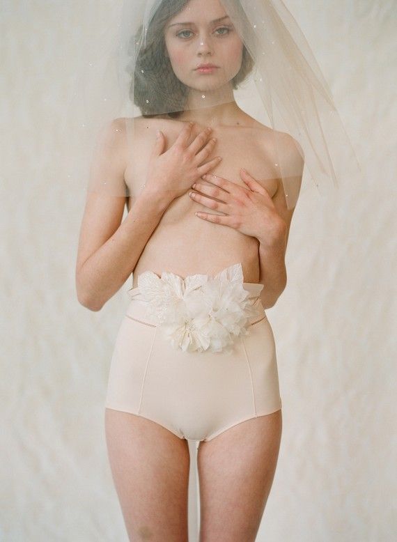 Romantic and Enchanting: A Bride in a Veil and Lingerie!にて紹介している画像