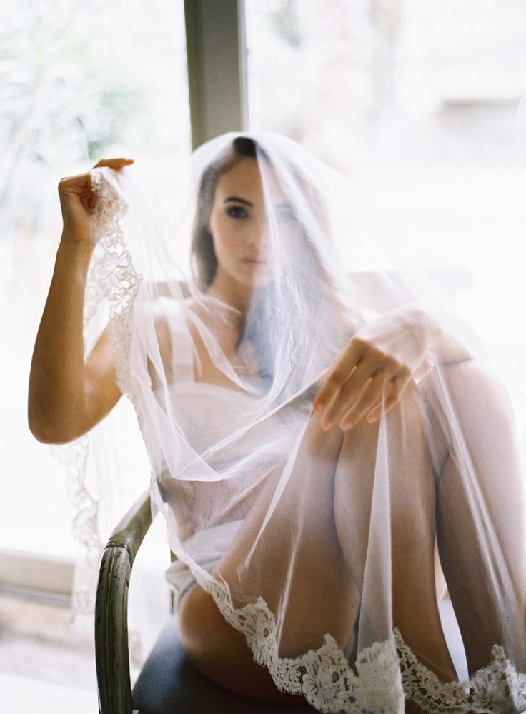 Romantic and Enchanting: A Bride in a Veil and Lingerie!にて紹介している画像