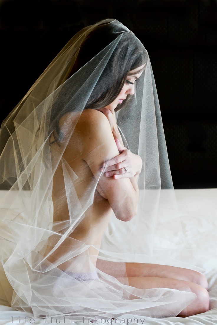 Romantic and Enchanting: A Bride in a Veil and Lingerie!にて紹介している画像