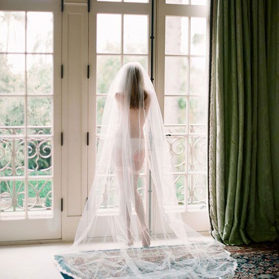 Romantic and Enchanting: A Bride in a Veil and Lingerie!にて紹介している画像