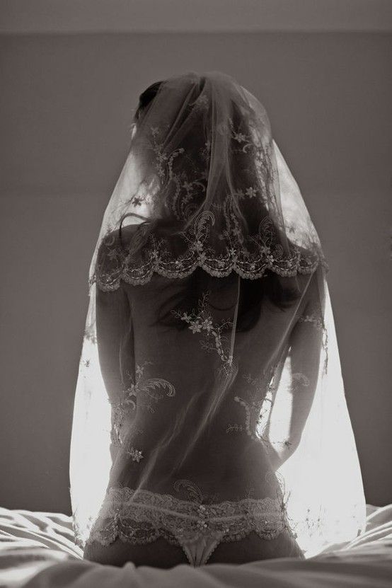 Romantic and Enchanting: A Bride in a Veil and Lingerie!にて紹介している画像