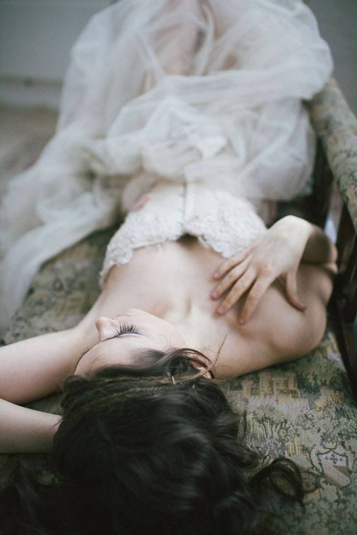 Romantic and Enchanting: A Bride in a Veil and Lingerie!にて紹介している画像