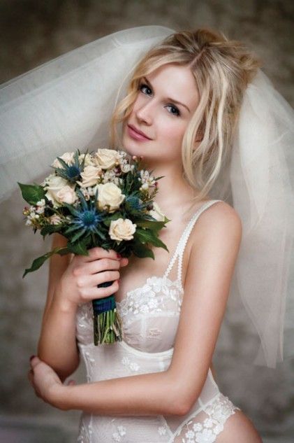 Romantic and Enchanting: A Bride in a Veil and Lingerie!にて紹介している画像